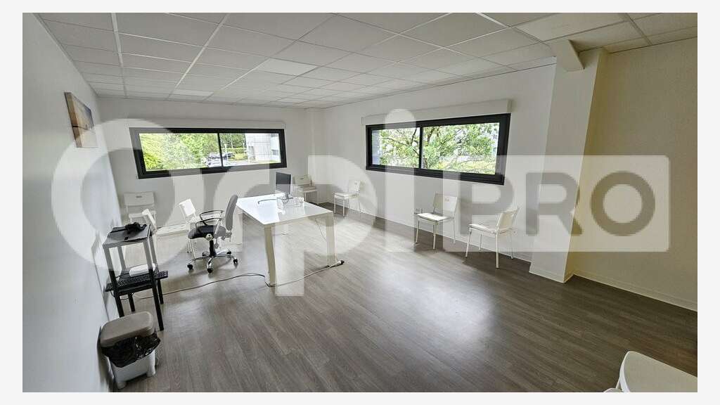 Bureau récent 30m² R+1 à louer à Pessac
