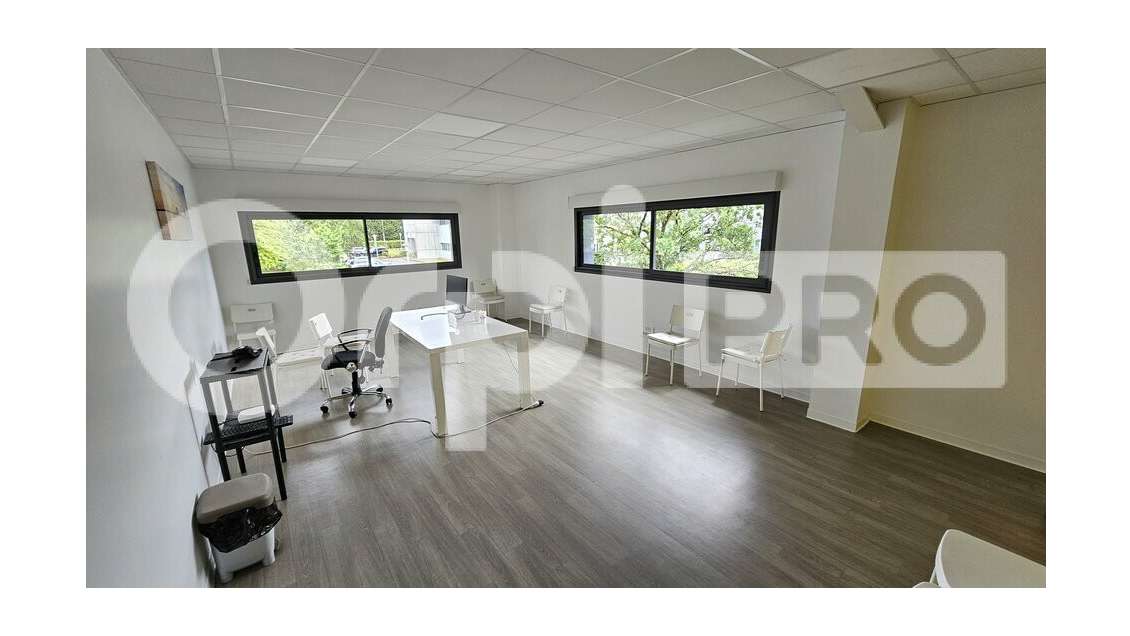 Bureau récent 30m² R+1  à louer à Pessac