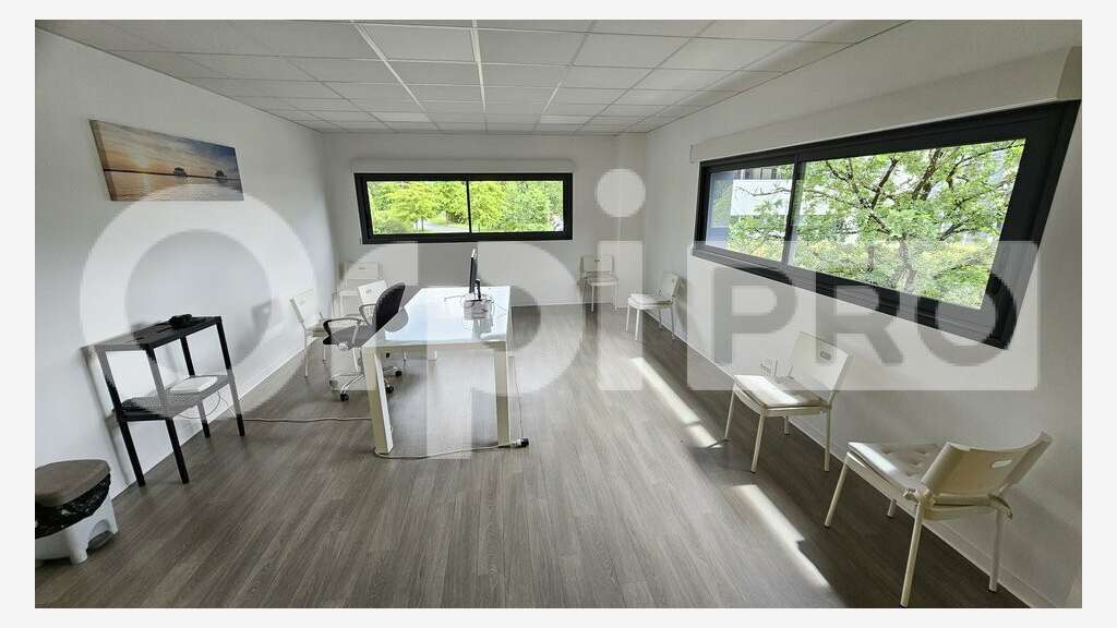 Bureau récent 30m² R+1 à louer à Pessac