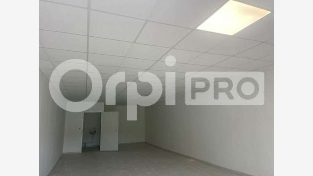 Bureau de 75m² à louer en R+1 à Petit Bourg