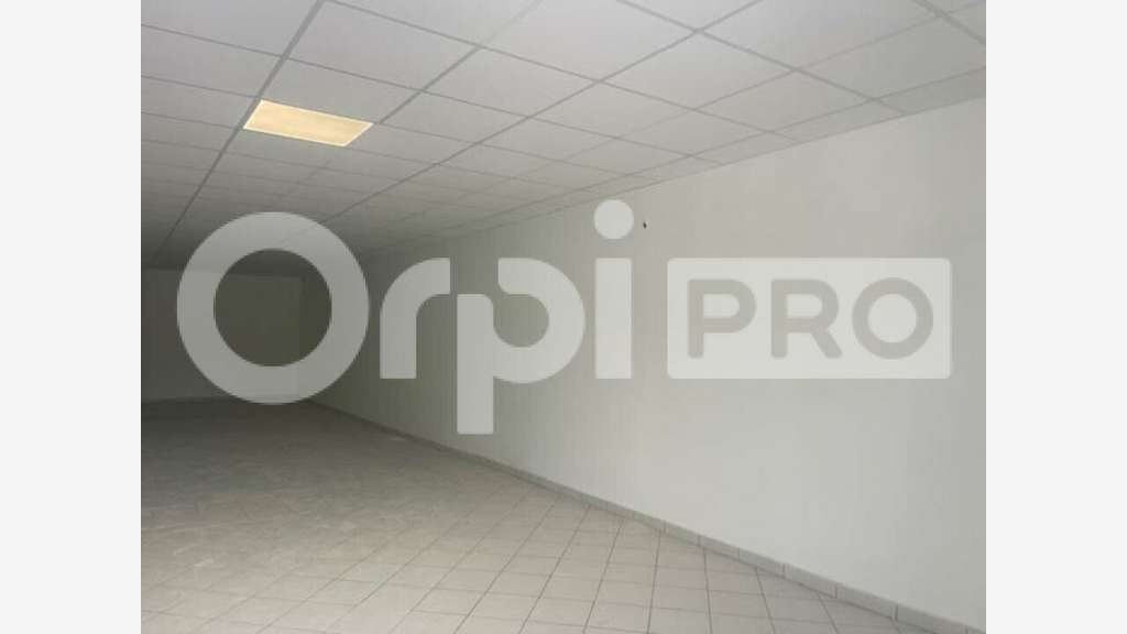 Bureau de 75m² à louer en R+1 à Petit Bourg