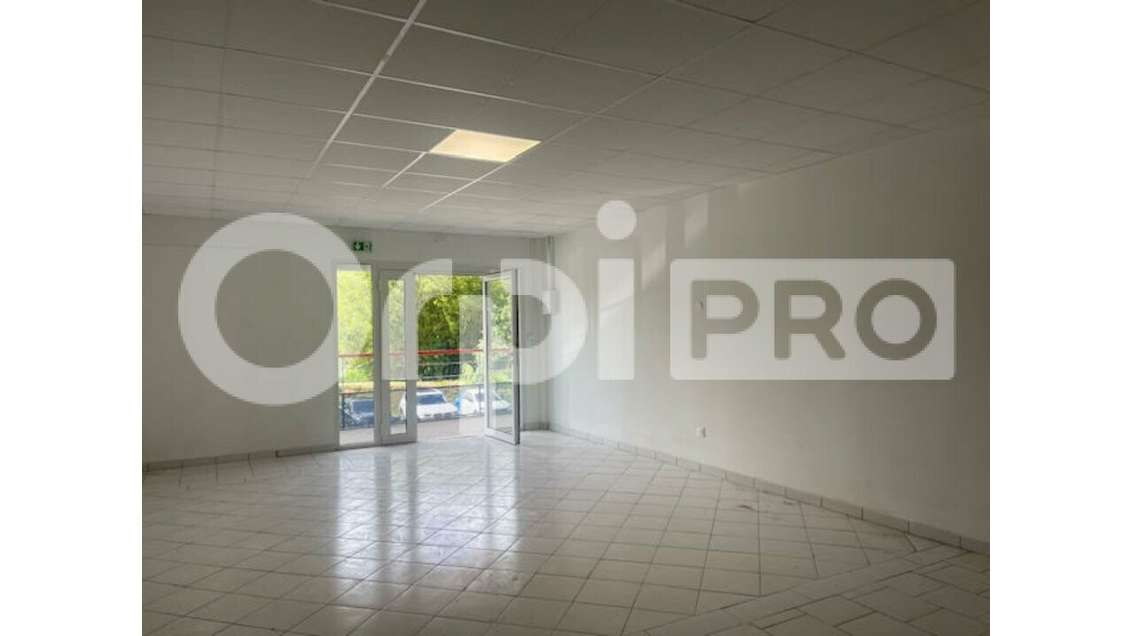 Bureau de 75m² à louer en R+1 à Petit Bourg