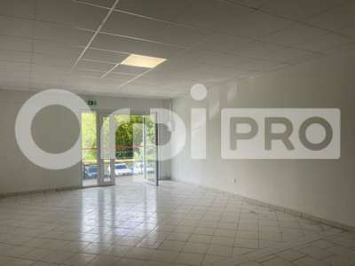Bureau de 75m² à louer en R+1 à Petit Bourg