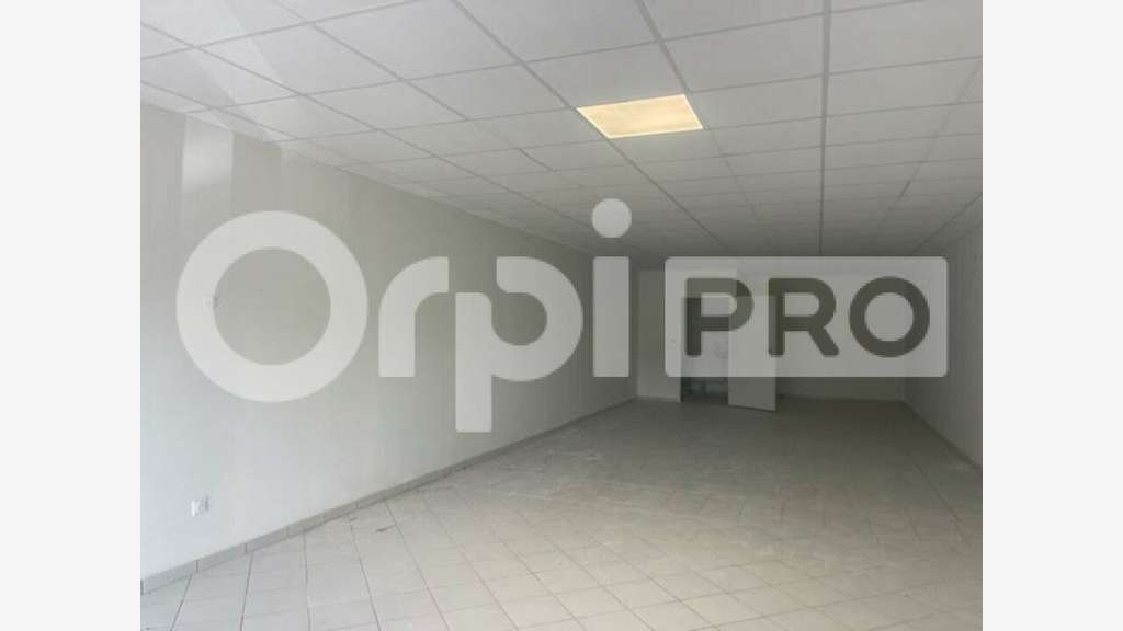 Bureau de 75m² à louer en R+1 à Petit Bourg