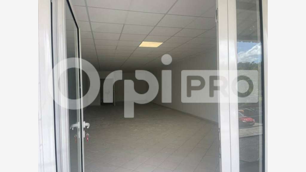 Bureau de 75m² à louer en R+1 à Petit Bourg