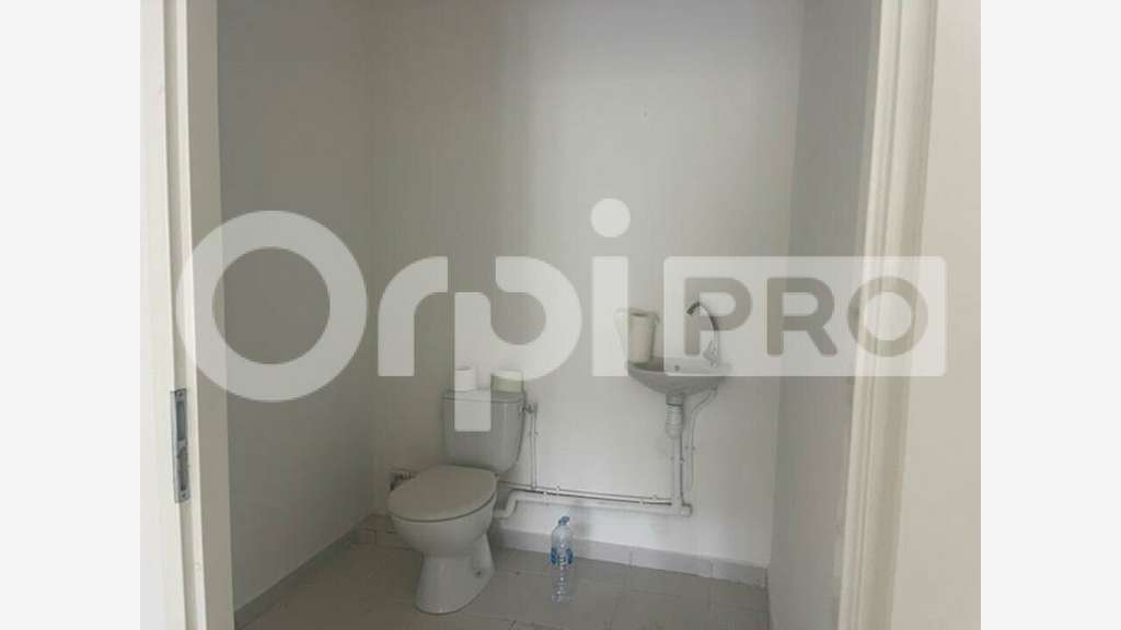 Bureau de 75m² à louer en R+1 à Petit Bourg
