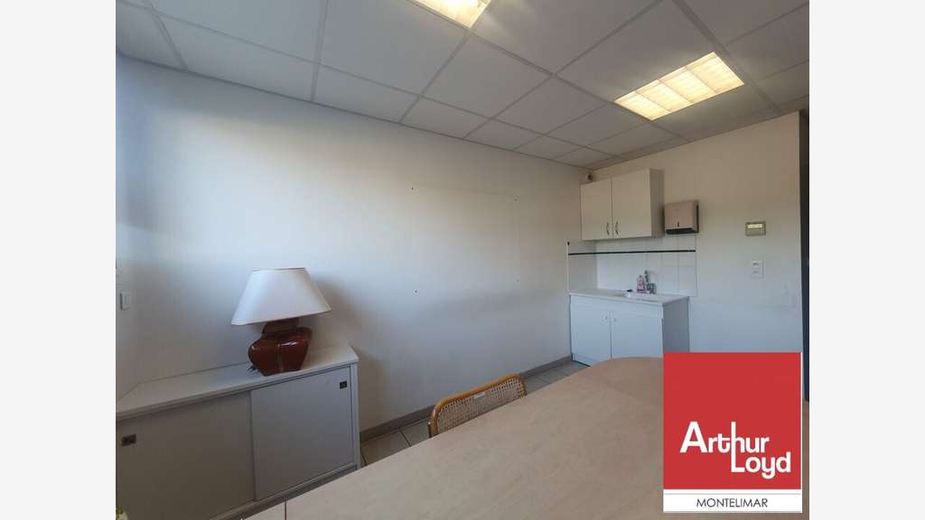 A louer bureaux lumineux 556m² Pierrelatte Daudel