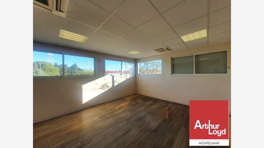 A louer bureaux lumineux 556m² Pierrelatte Daudel