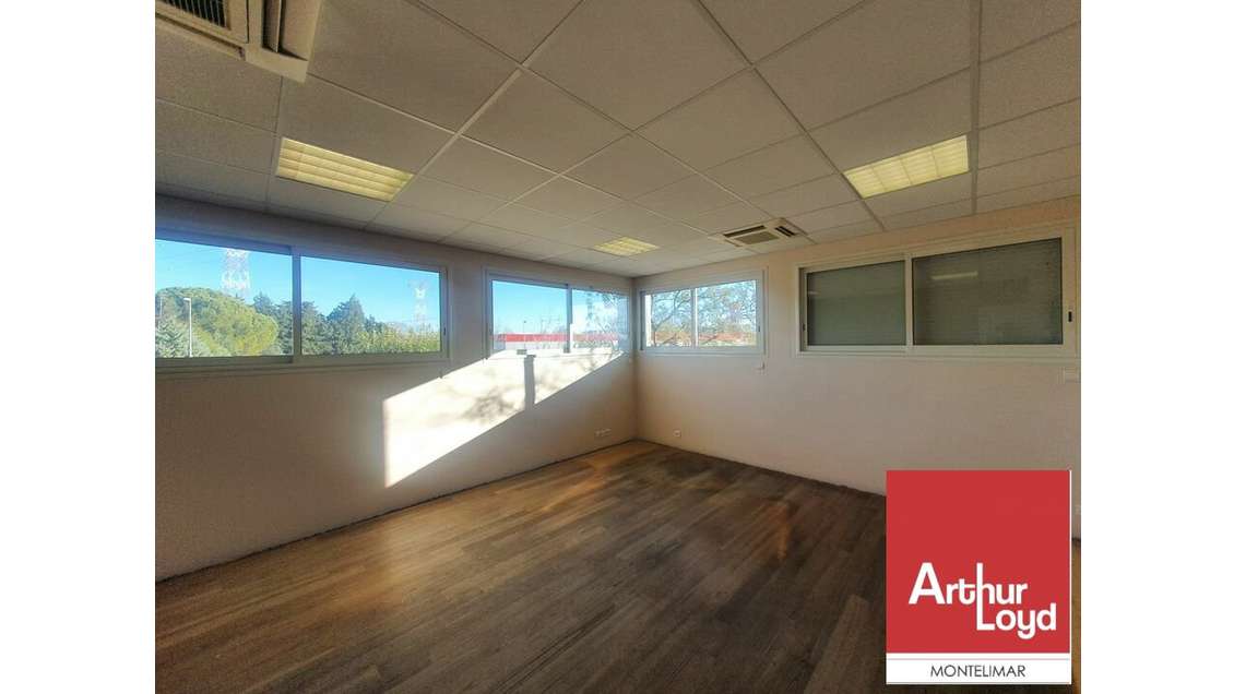 A louer bureaux lumineux 556m² Pierrelatte Daudel