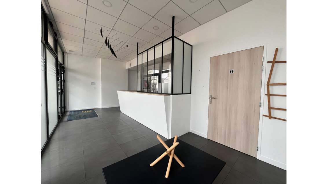 Bureaux récents 115m² à louer axe passant Plescop