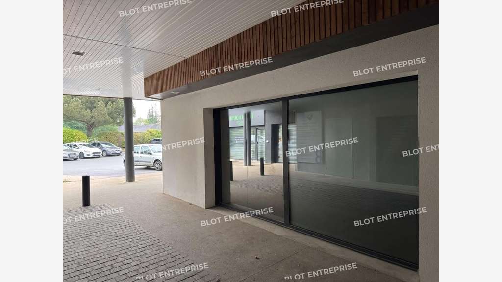 A louer locaux commerciaux 182m² à Plescop