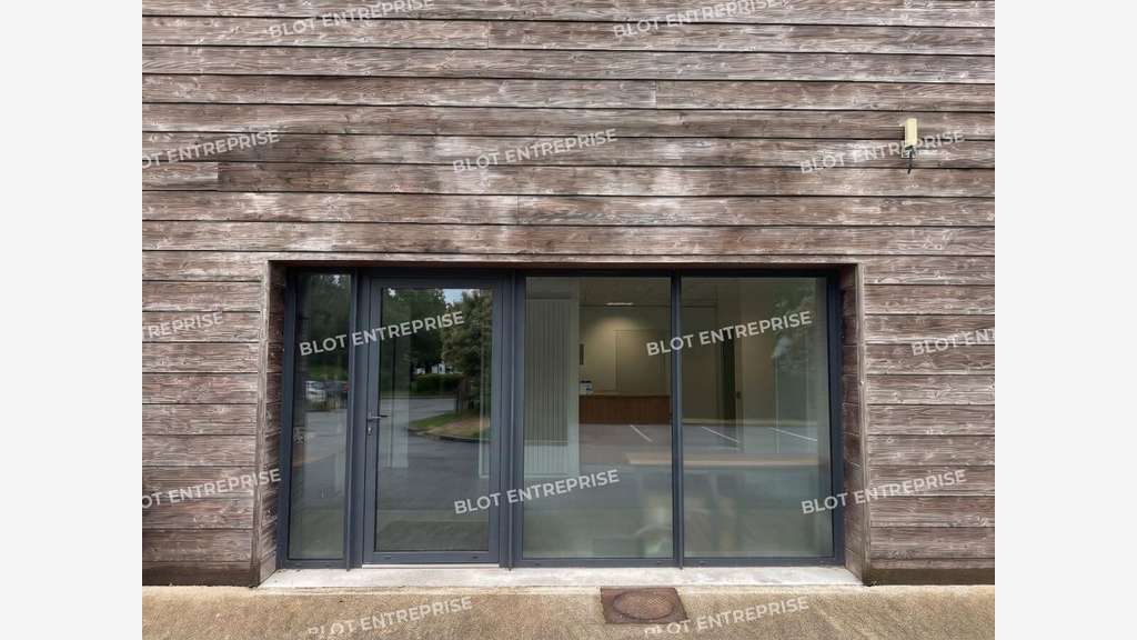 A louer locaux commerciaux 182m² à Plescop