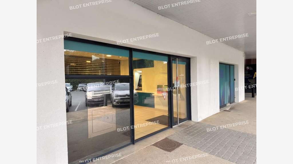 A louer locaux commerciaux 182m² à Plescop
