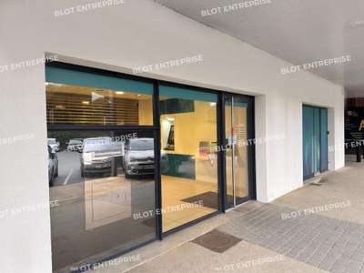 A louer locaux commerciaux 182m² à Plescop