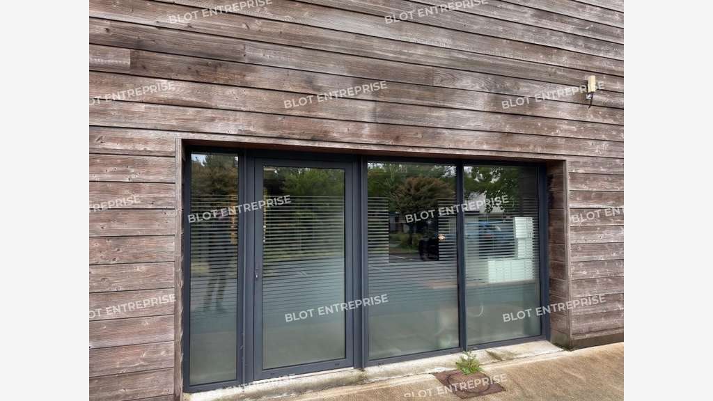 A louer locaux commerciaux 182m² à Plescop