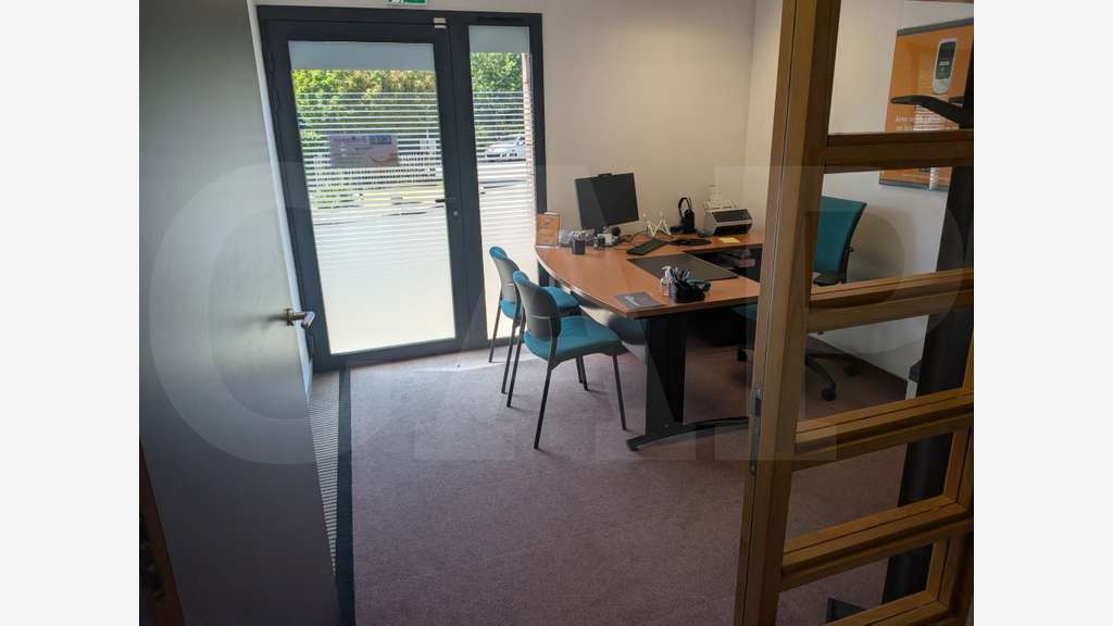 A louer local pied d'immeuble 182m² à Plescop