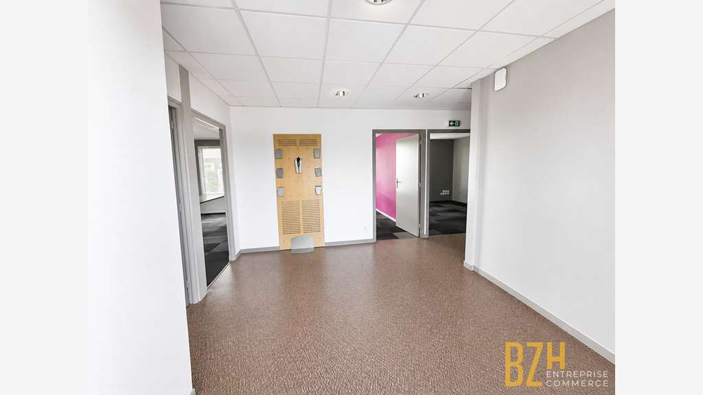 Loue bureaux plain-pied normes PMR 104m² Ploermel