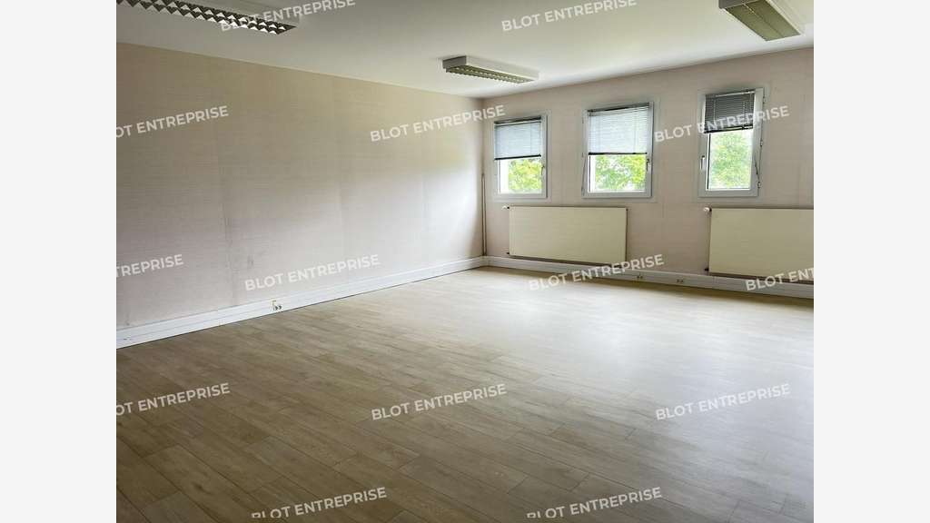 A louer bâtiment de bureaux 380m² à Ploulec'h