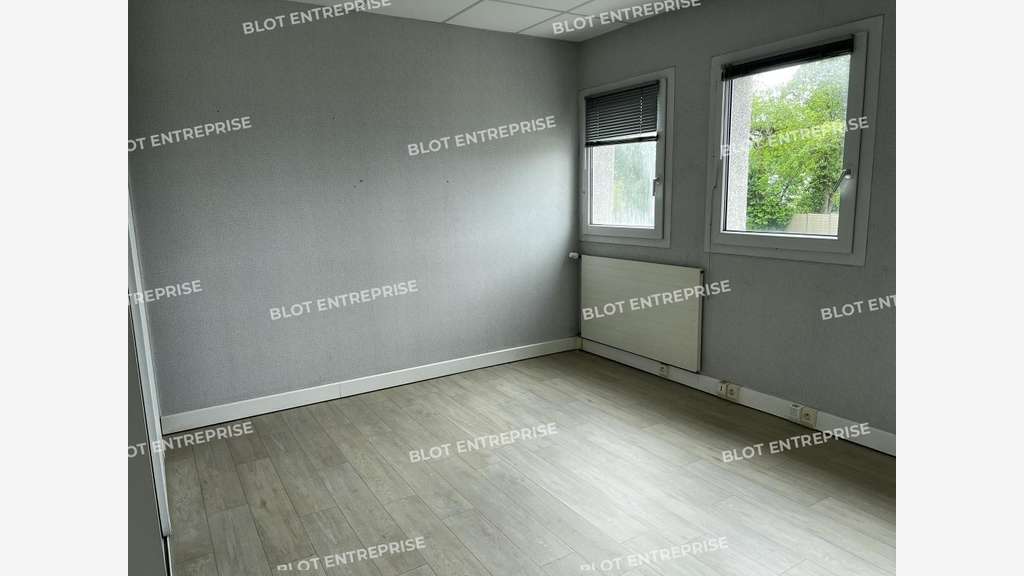 A louer bâtiment de bureaux 380m² à Ploulec'h