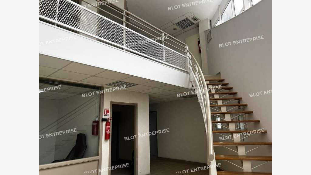 A louer bâtiment de bureaux 380m² à Ploulec'h