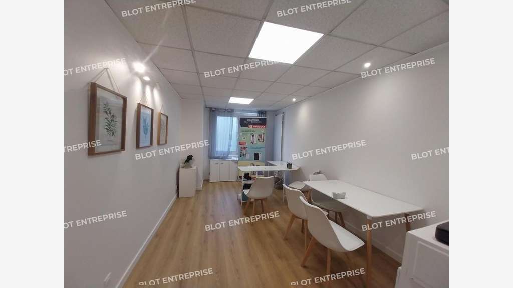 À LOUER - LOCAL COMMERCIAL 50 m² - PLUVIGNER