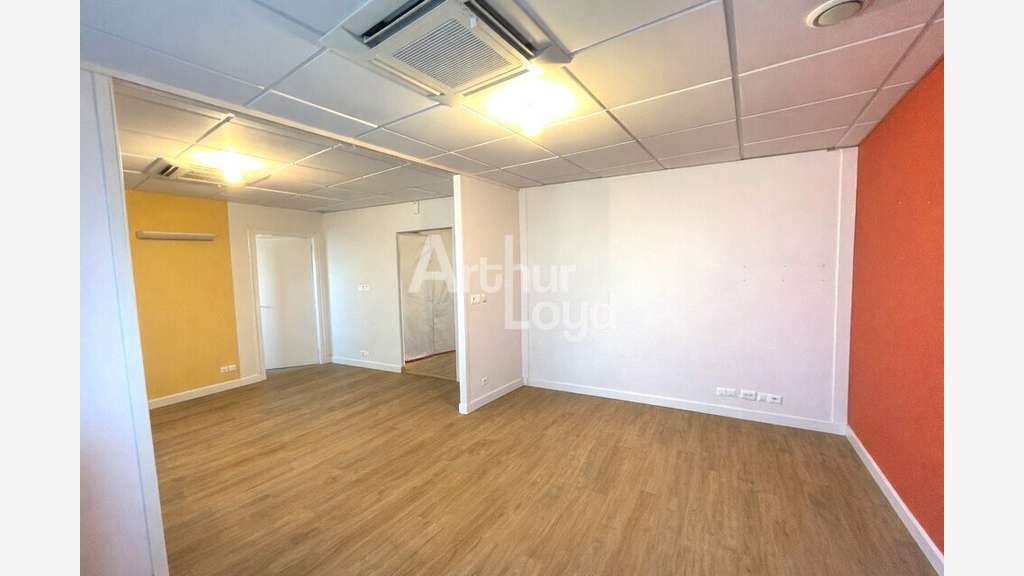 Bureaux commerciaux 1481m² à louer à Poitiers Est