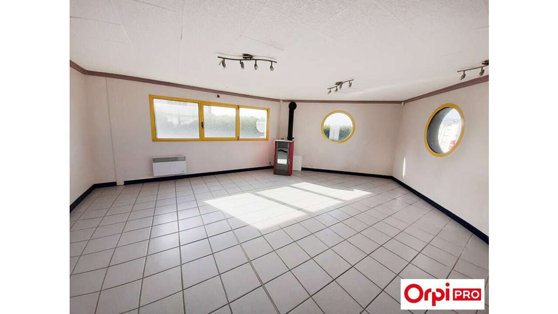 Bureaux 175m²  à louer ZA bordure RN12 à Pommeret