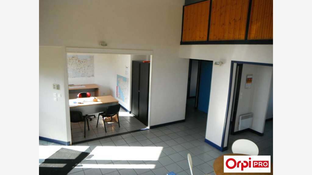 Bureaux 175m²  à louer ZA bordure RN12 à Pommeret