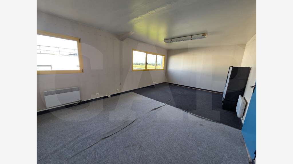 A louer bureaux 175m² visibilité rN12 à Pommeret