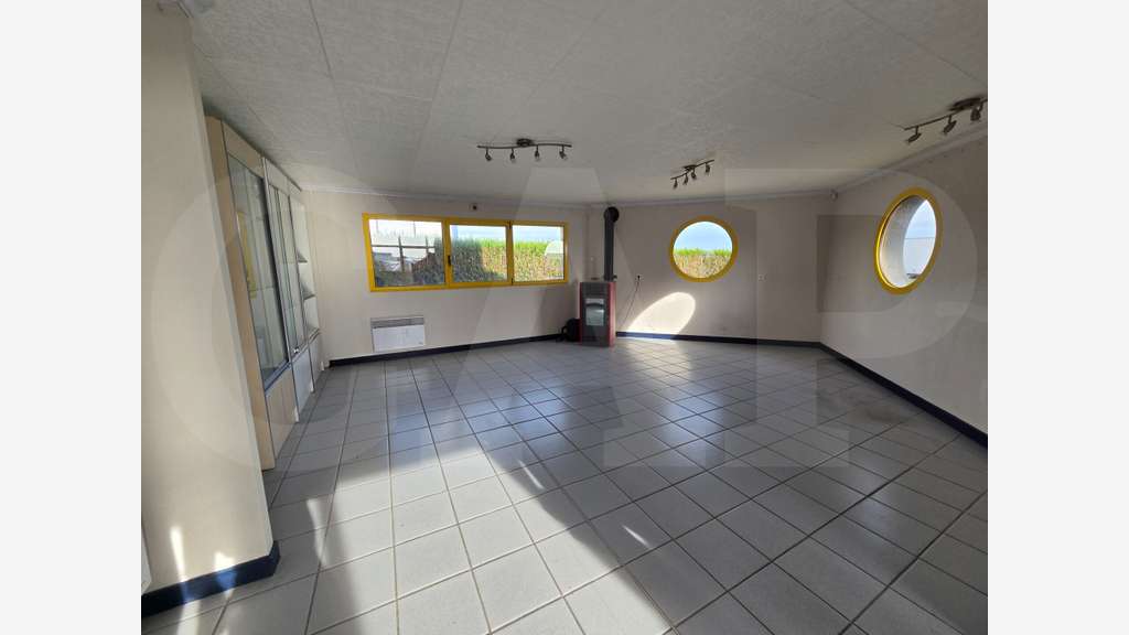 A louer bureaux 175m² visibilité rN12 à Pommeret
