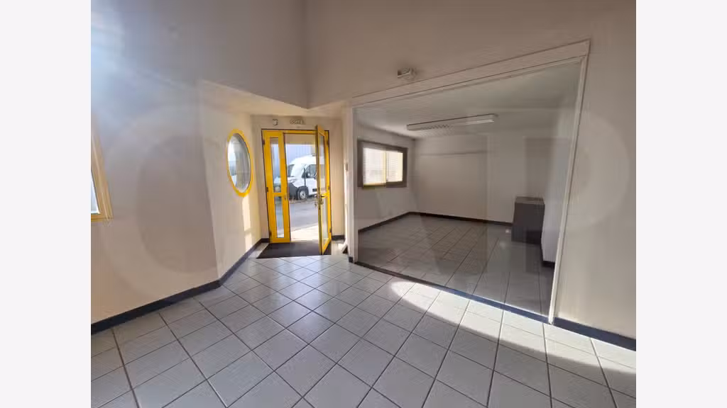 A louer bureaux 175m² visibilité rN12 à Pommeret