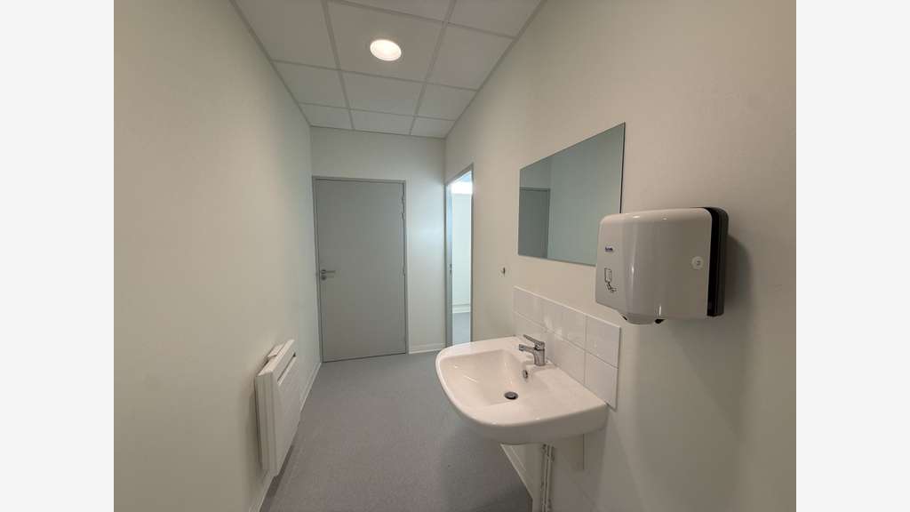 A louer locaux de 138m² en RDC à Pont Sainte Marie