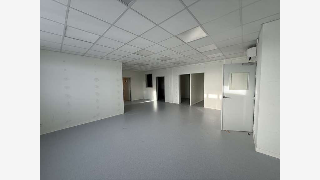 A louer locaux de 138m² en RDC à Pont Sainte Marie