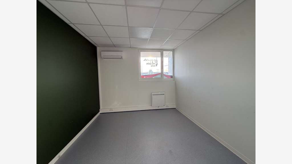 A louer locaux de 138m² en RDC à Pont Sainte Marie