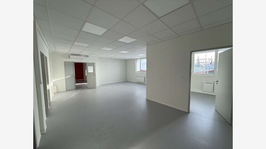 A louer locaux de 138m² en RDC à Pont Sainte Marie