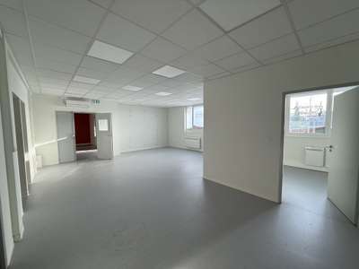 A louer locaux de 138m² en RDC à Pont Sainte Marie