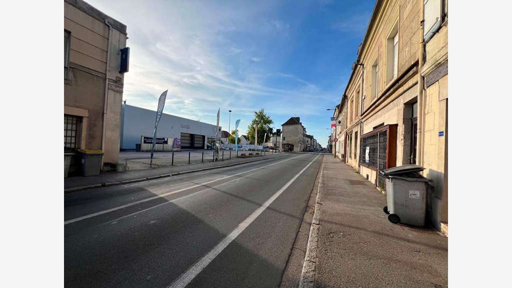 PONT SAINTE MAXENCE - LOCATION BUREAUX 77 m², RDC
