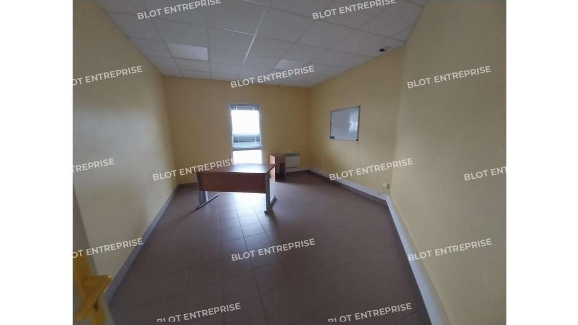 A louer bureau 17m² belle visibilité Pontivy D768