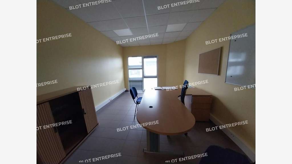 A louer bureau 20m² belle visibilité Pontivy D768
