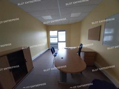 A louer bureau 20m² belle visibilité Pontivy D768