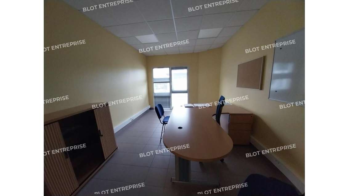 A louer bureau 20m² belle visibilité Pontivy D768