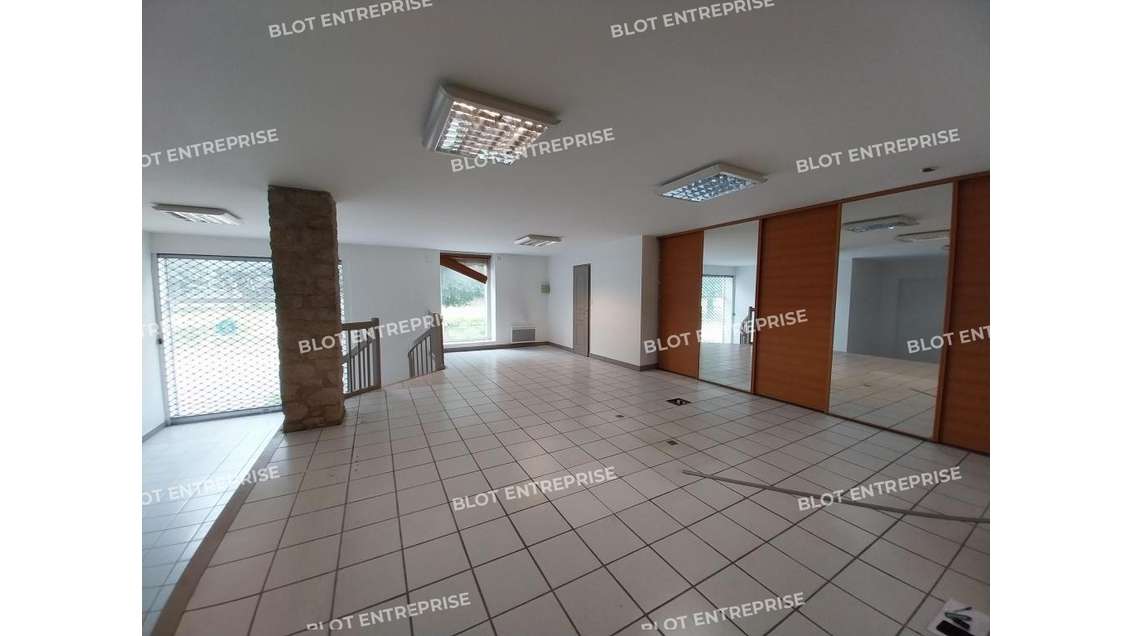 À LOUER - LOCAL PROFESSIONNEL 180 m² - PONTIVY