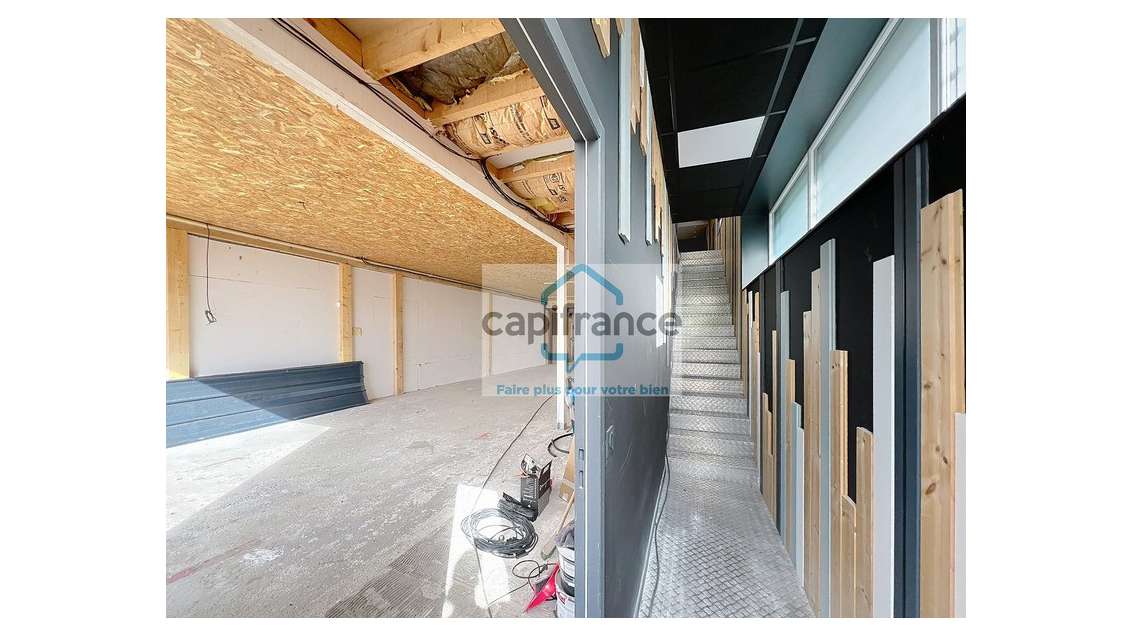 Local 280m² avec bureau à louer Porte de Savoie