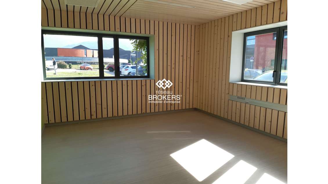 Local 92m² RDC à louer à Porte-de-Savoie Alpespace