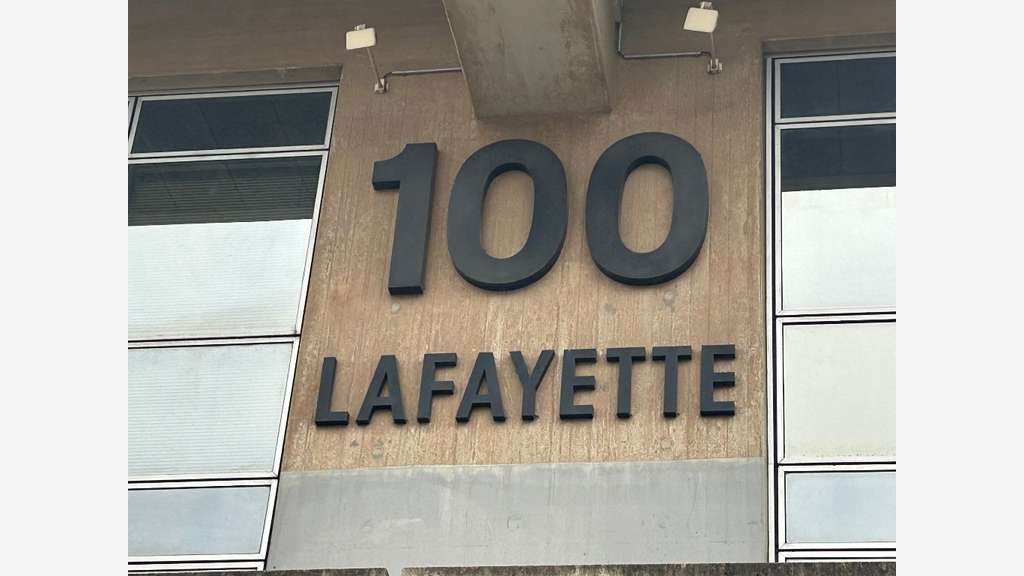A louer bureaux R+1 proximité Halles Paul Bocuse