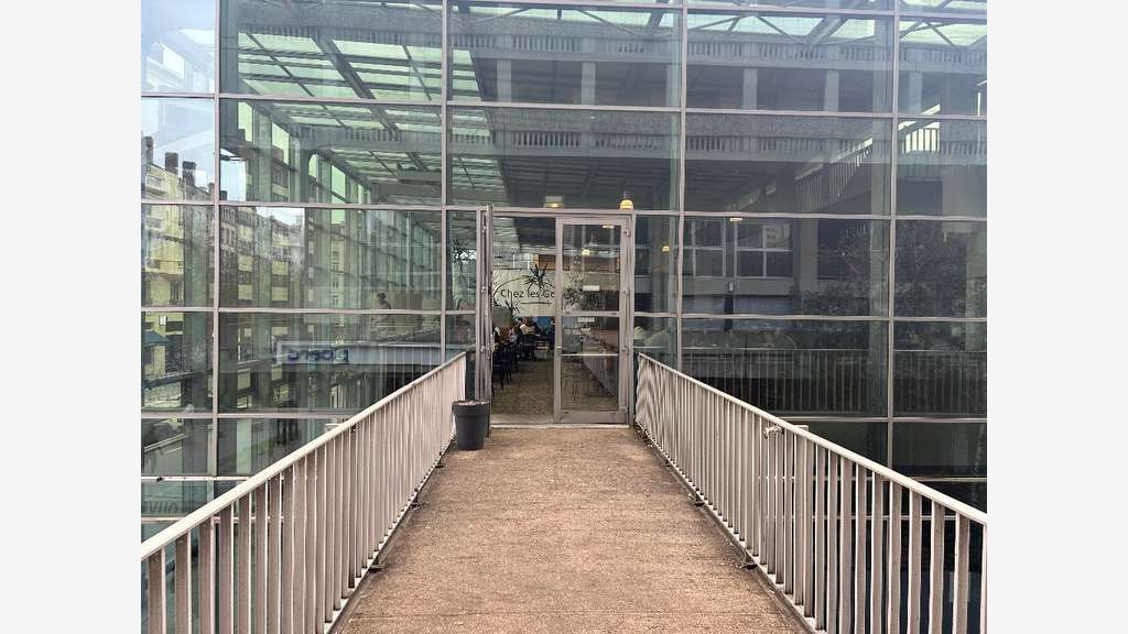A louer bureaux R+1 proximité Halles Paul Bocuse
