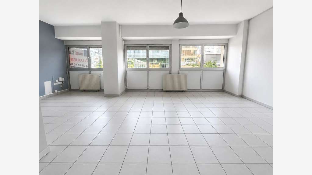 A louer bureaux R+1 proximité Halles Paul Bocuse