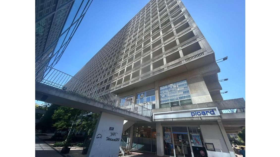 A louer bureaux R+1 proximité Halles Paul Bocuse