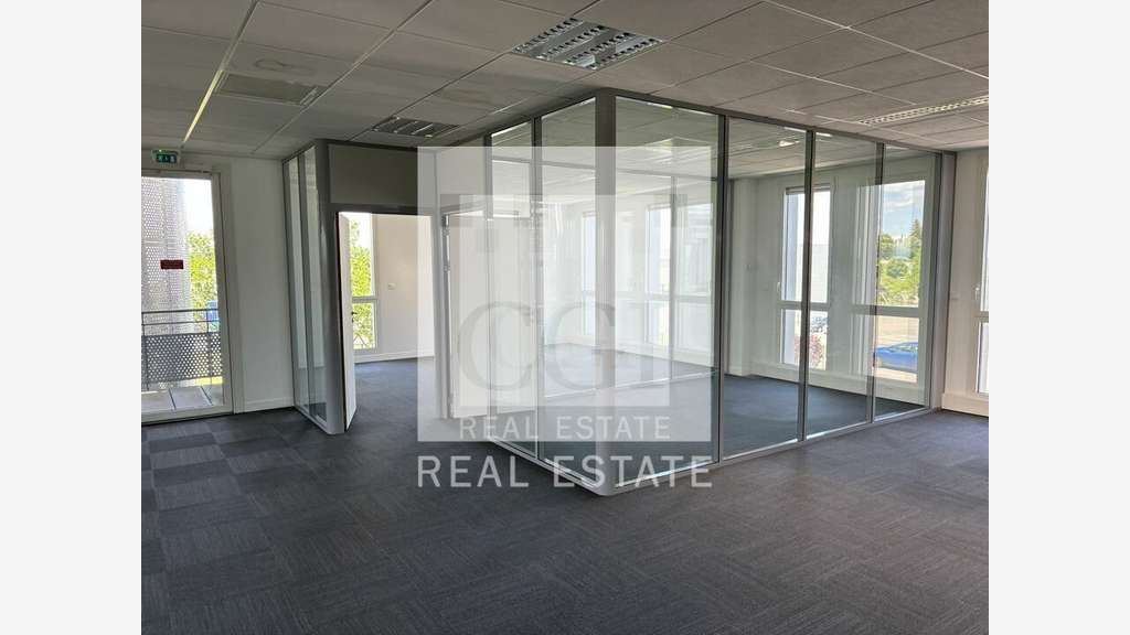 Bureaux 434m² RDC à louer à Pusignan