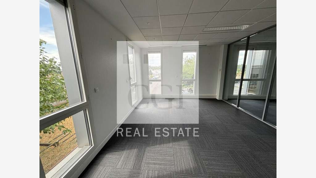 Bureaux 434m² RDC à louer à Pusignan
